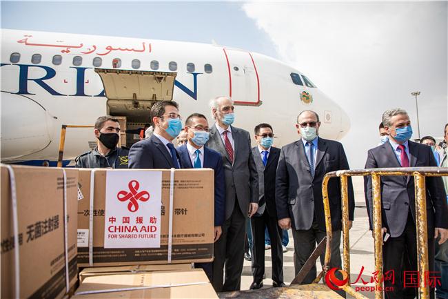 中国驻叙利亚大使冯飚、叙利亚卫生部长哈桑·加巴什、外交部副部长巴沙尔·贾法里等出席中国援助叙利亚新冠疫苗交接仪式。人民网记者 薛丹摄