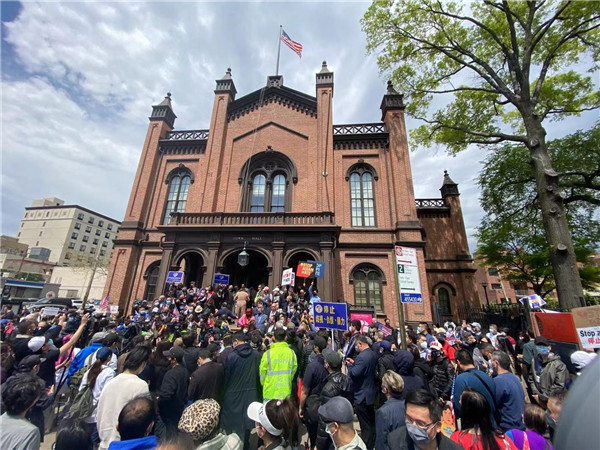 参加集会游行的民众挤满了纽约法拉盛市政厅前的广场和街道。陈勇摄