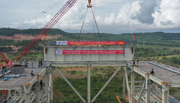 柬埔寨西港火电项目1号机组锅炉大板梁顺利吊装。中国华电集团供图