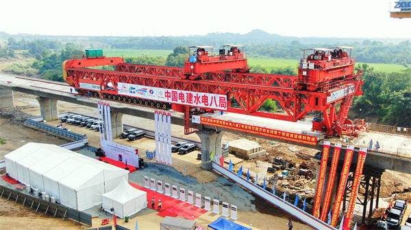 印尼雅万高铁首段架梁通道架设完成