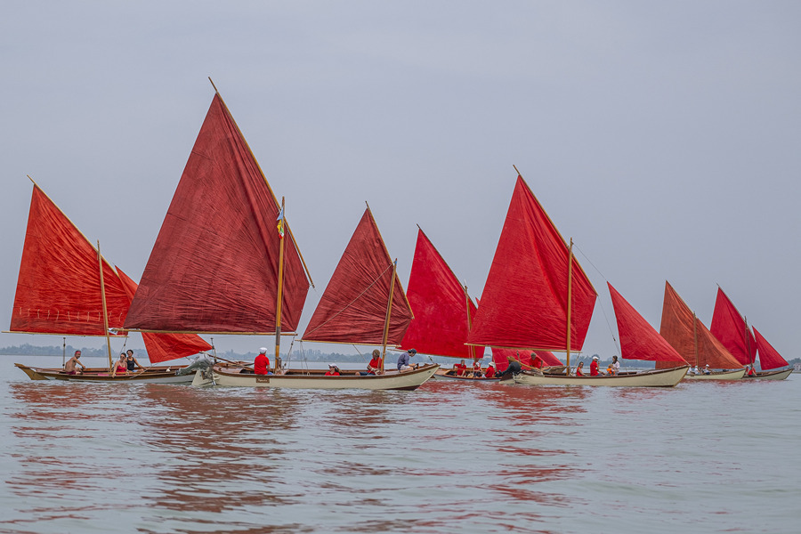 意大利威尼斯举行红色帆船赛