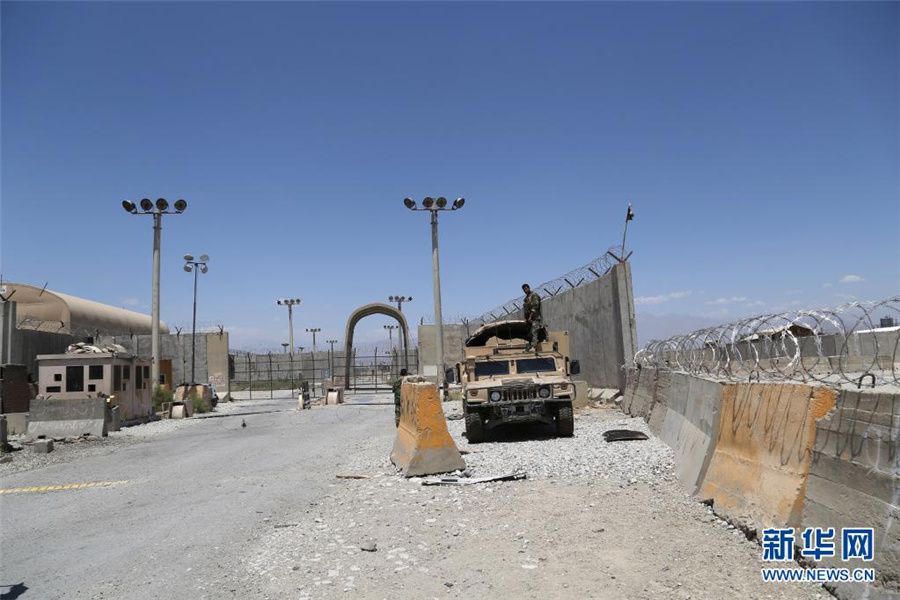 这是7月2日在阿富汗帕尔万省拍摄的美国和北约军队撤离后的巴格拉姆空军基地。