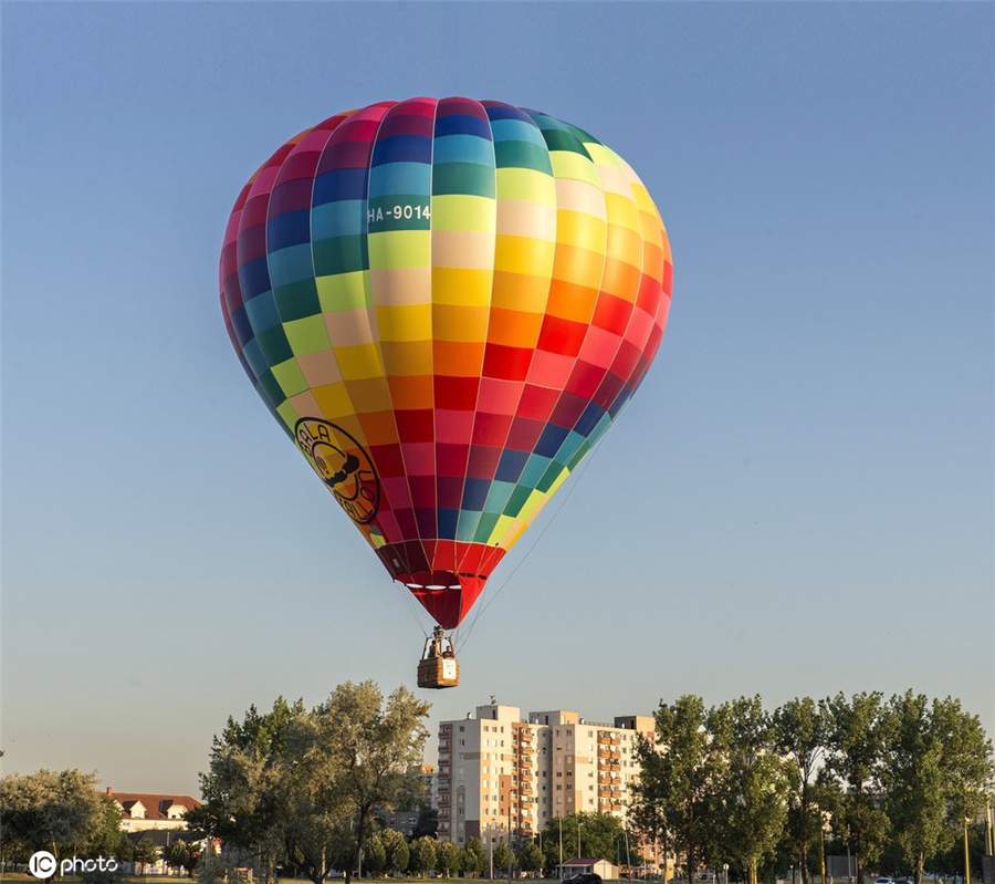 匈牙利举行热气球锦标赛 五彩缤纷扮靓天空