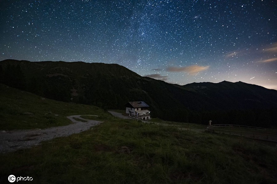 意大利特伦托山区现壮美银河星空 璀璨闪耀美如仙境