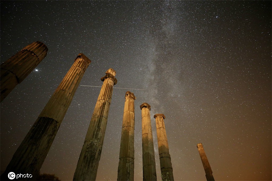 夜幕下的阿弗罗狄西亚古城 银河星空璀璨夺目
