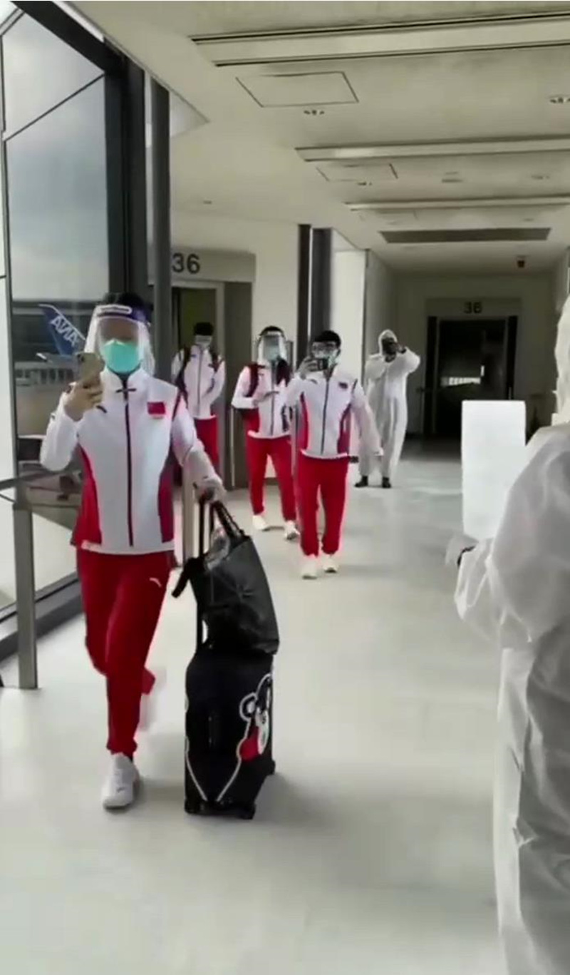 首支中国奥运代表队抵达日本中国帆船帆板队18人出征东京奥运
