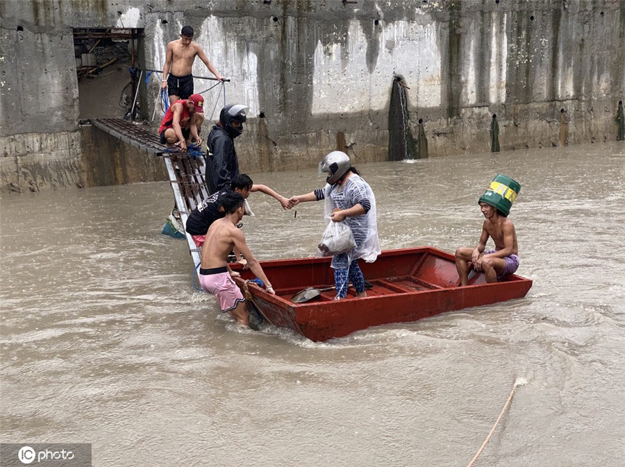 菲律宾多地暴雨引发洪灾 街道遭水淹