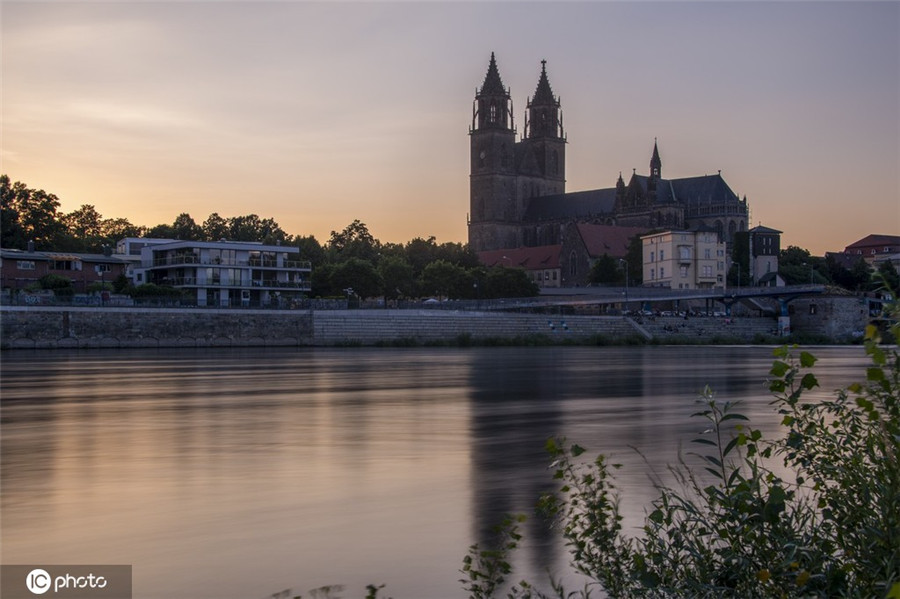 德国日落晚霞下的马格德堡大教堂
