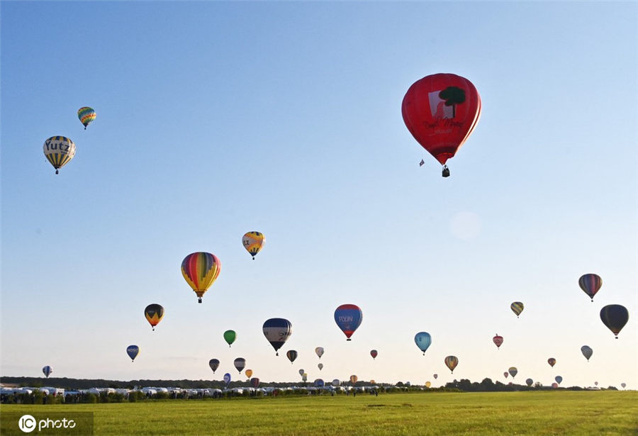 法国举行热气球节 如置身童话世界