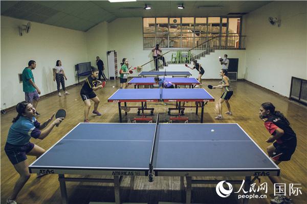 叙利亚乒乓球运动员们在高温的环境下刻苦训练。人民网记者 薛丹摄