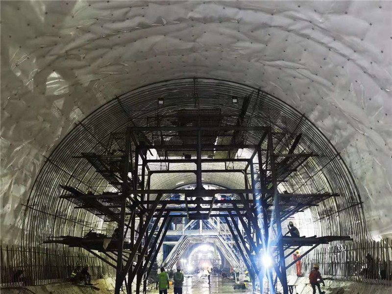 8号隧道内衬砌防水板、钢筋施工。