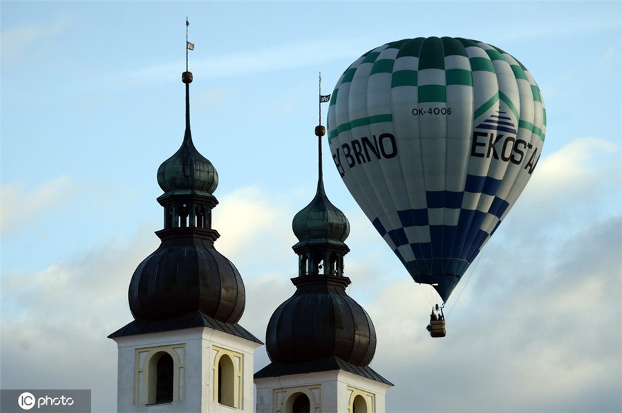 捷克举行第25届特尔克热气球节