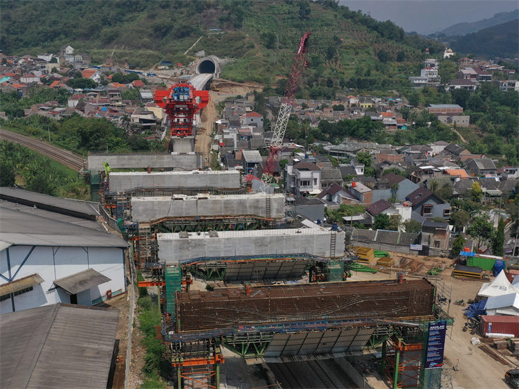 雅万高铁全线唯一一处上跨印尼既有铁路箱梁建设现场。中国中铁印尼雅万高铁项目经理部二分部供图