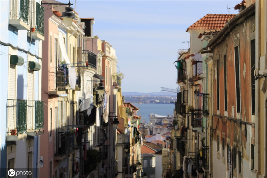 葡萄牙街区通向大海 彩色建筑美如画
