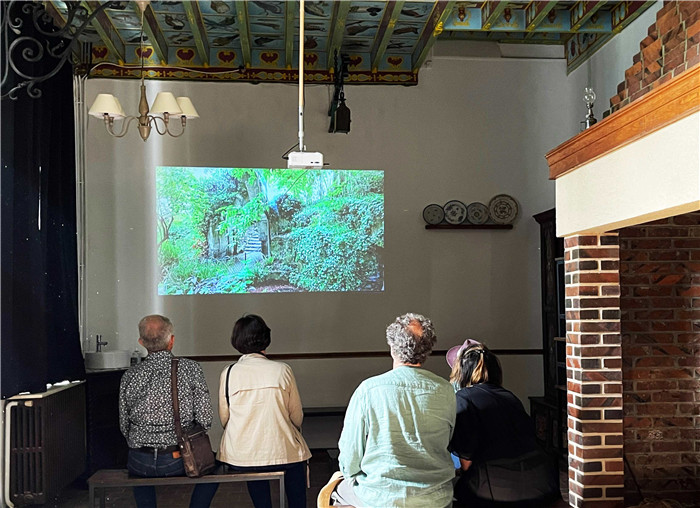 艺术家在音像厅观看观看斯万城堡宣传片。法中交流促进会供图