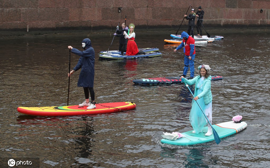 俄罗斯圣彼得堡民众身着传统服饰迎世界旅游日