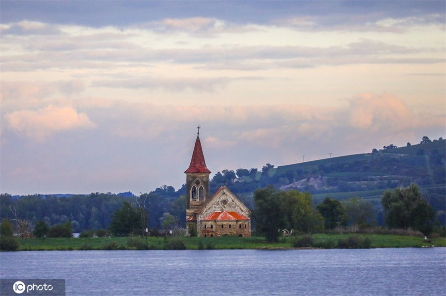 捷克海边风景如画 教堂坐落林中静谧和谐