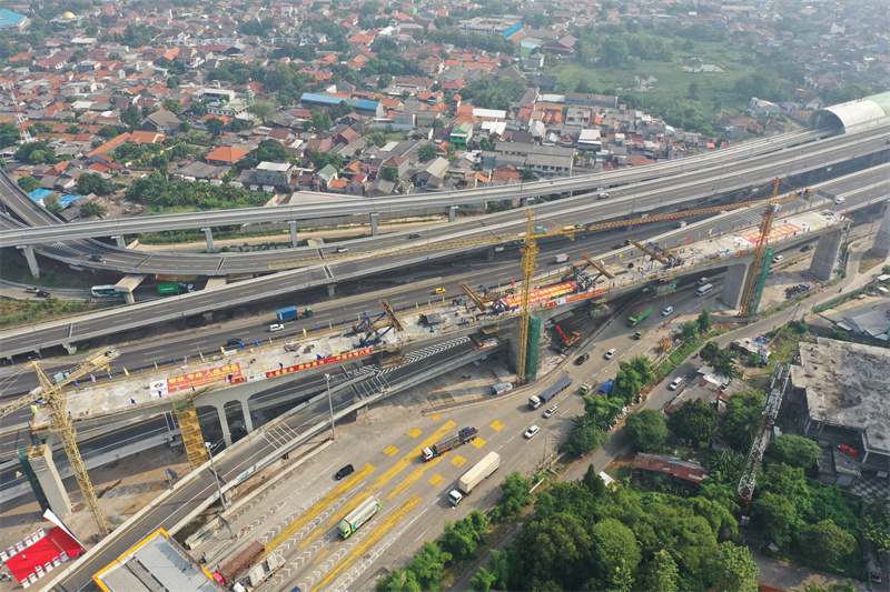印尼雅万高铁2号特大桥上最后一联连续梁顺利合龙