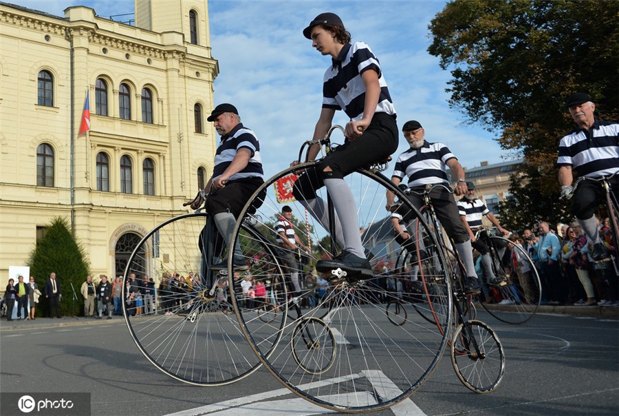 捷克迎来圣文塞斯拉斯节 民众骑高轮自行车