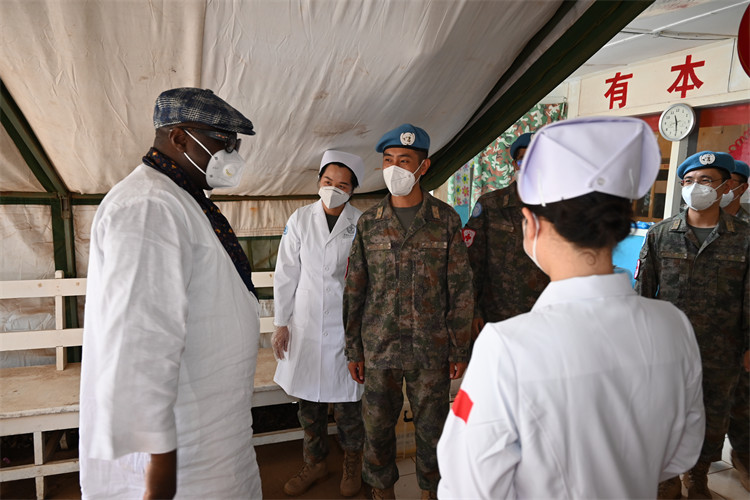 联合国驻刚果（金）南基伍省与马涅马省民事部门负责人卡尔纳・索罗来到中国二级医院看望慰问全体队员。李晓龙摄