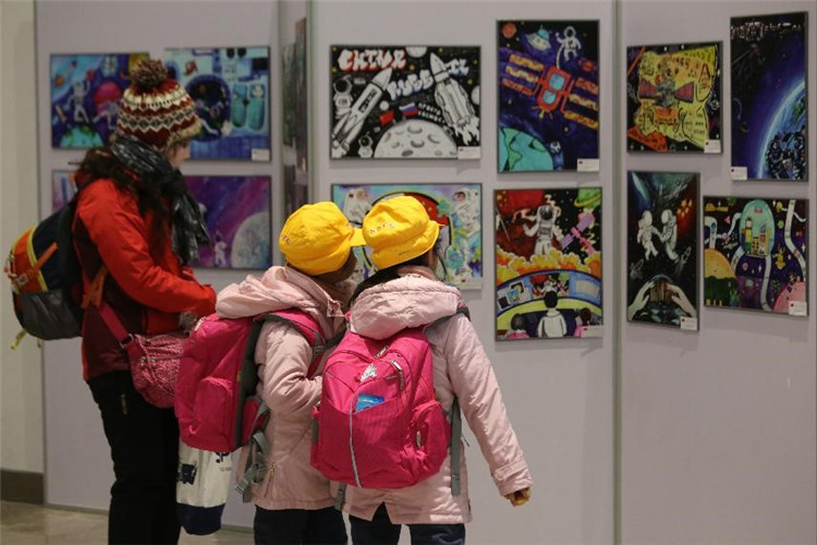 中俄航天主题儿童画展举行