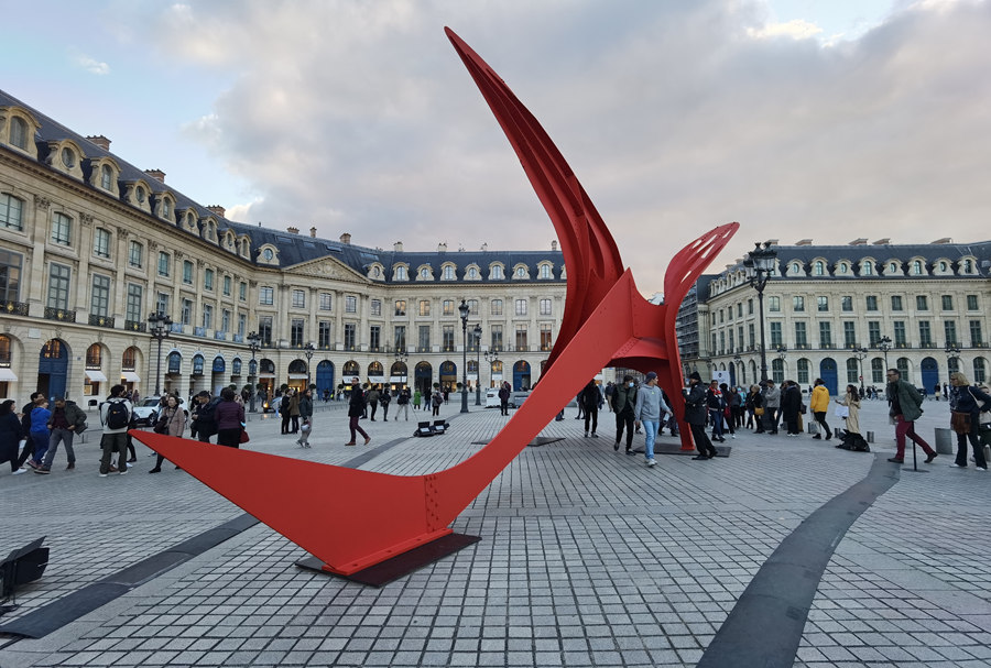 法国：巴黎旺多姆广场展出“飞翔”艺术作品引关注
