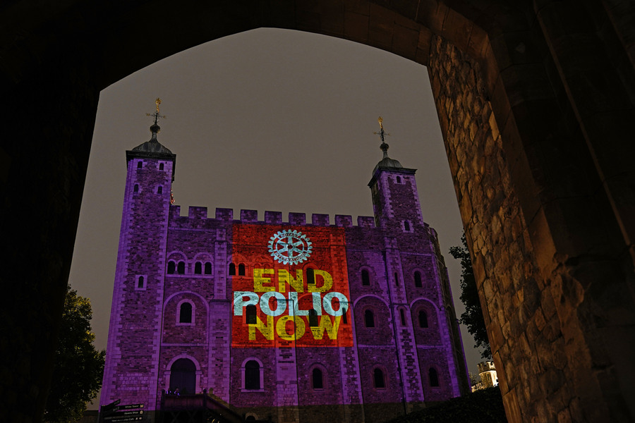 当地时间10月24日，英国伦敦，世界小儿麻痹症日到来，伦敦塔点亮紫色灯光，标语写着“立即消灭小儿麻痹症”。视觉中国版权作品，请勿转载。