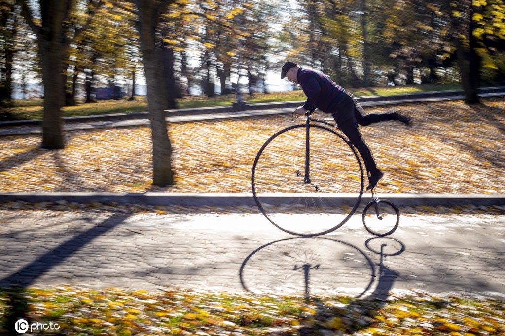 捷克举办高轮自行车赛 选手仿佛在玩杂耍