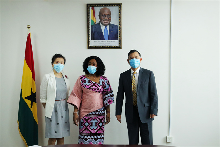 驻加纳大使卢坤（右）与加纳外长博奇韦（中）合影。驻加纳使馆供图