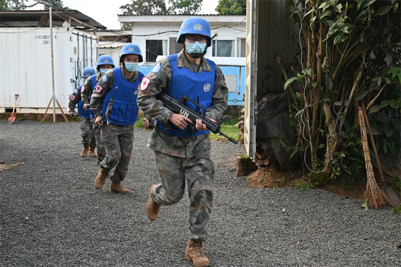 維和醫療分隊應急處突組攜裝進入防御地域。第25批赴剛果（金）維和醫療分隊供圖
