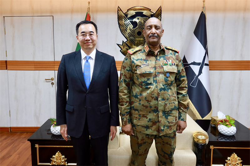 中国驻苏丹大使马新民会见苏军方领导人布尔汉