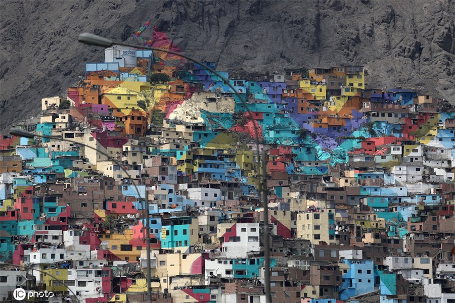 秘鲁利马居民区变身巨幅壁画 焕然一新