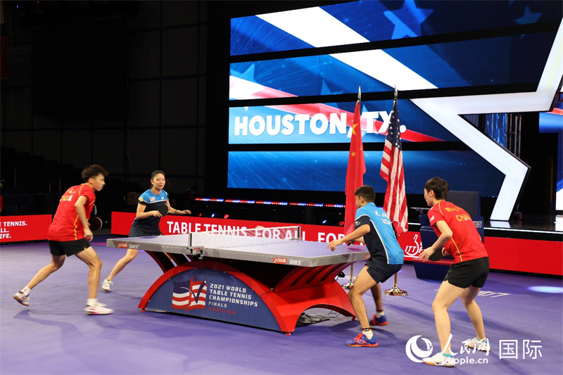 中美两国乒乓球选手在场馆进行联合训练。人民网记者 张梦旭摄