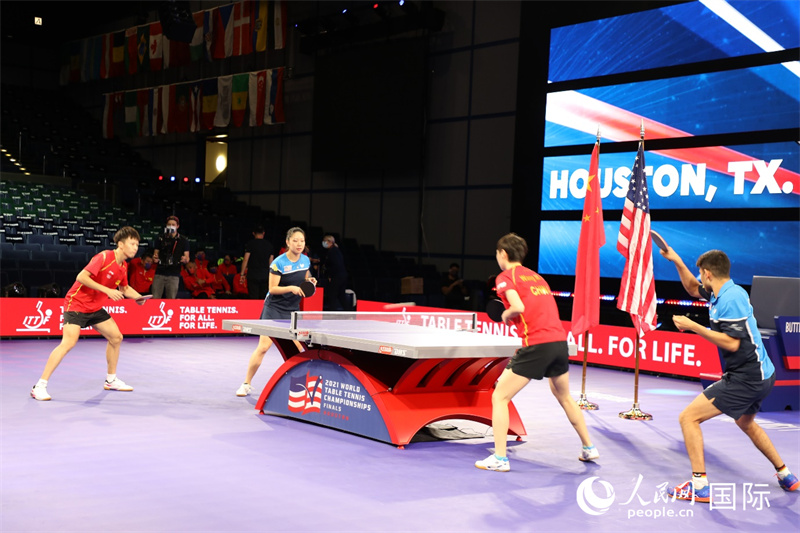 中美两国乒乓球选手在场馆进行联合训练。人民网记者 张梦旭摄