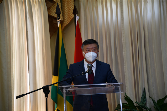 11月24日，中国驻牙买加大使田琦出席中国政府援助牙买加政府新冠疫苗交接仪式并致辞。中国驻牙买加使馆供图