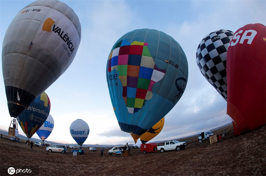 西班牙举行国际热气球赛 花式热气球扮靓天空