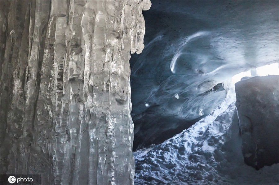 瑞士天然冰洞梦幻迷人