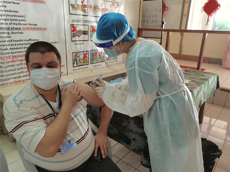 维和医疗分队护士为联合国人员注射新冠疫苗。李晓龙摄