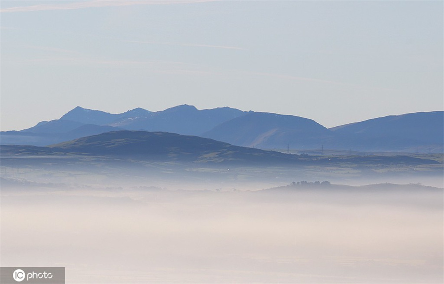 英国威尔士大雾弥漫宛如仙境