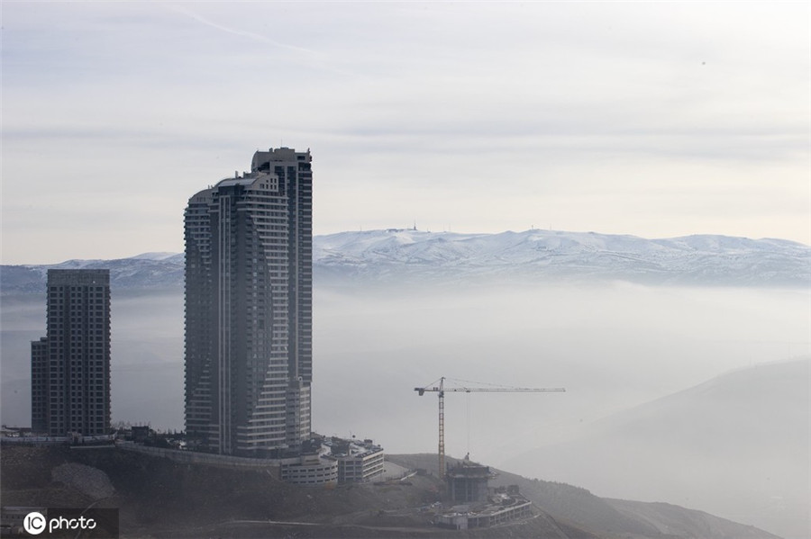 土耳其安卡拉清晨浓雾弥漫 城市景物若隐若现