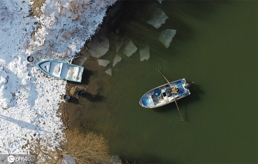 土耳其低温致部分湖面结冰 渔民扔外出捕鱼
