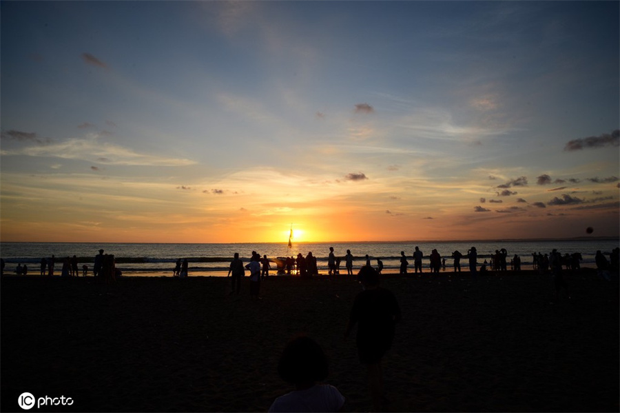 印尼海滩落日吸引游人观赏