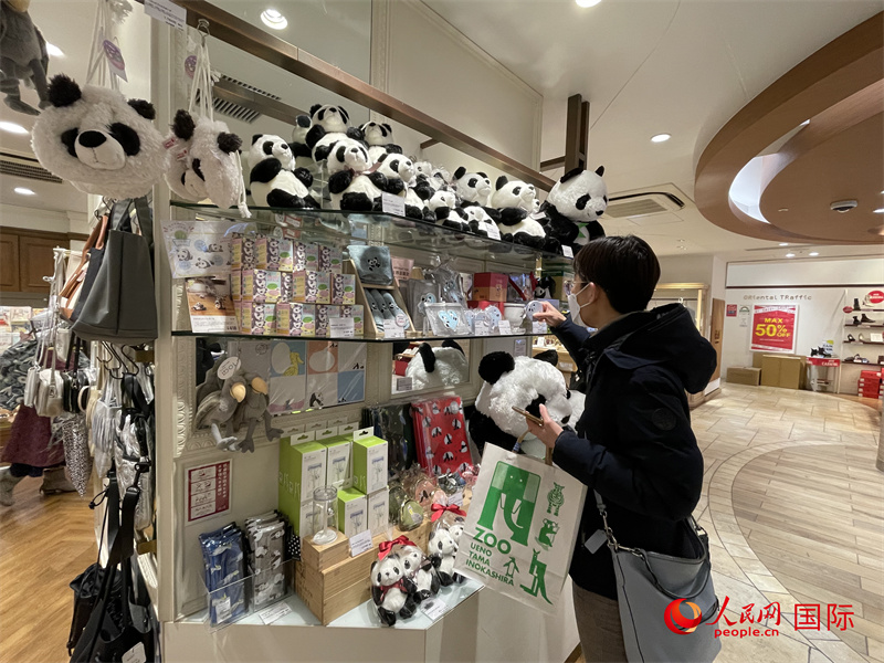 游客在上野车站内的商店里选购大熊猫周边商品。人民网 吴颖摄