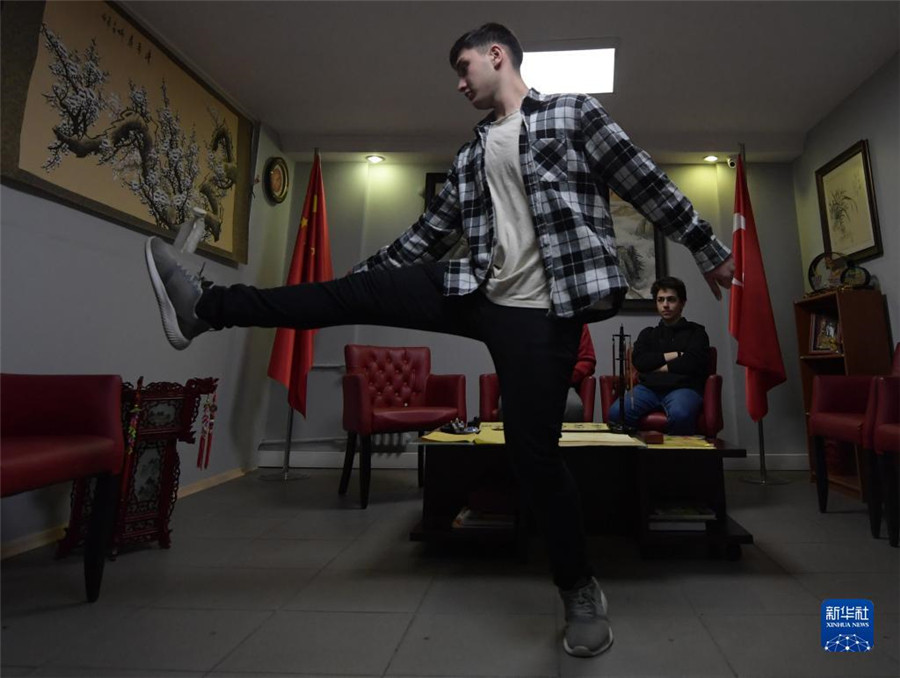 1月15日，在土耳其伊斯坦布尔的土中文化协会大楼内，学生在课间休息时踢毽子。新华社记者 沙达提 摄