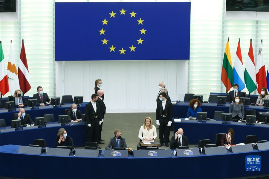 1月18日，在法国斯特拉斯堡召开的欧洲议会全会上，萝伯塔・梅措拉（前中）当选新任议长后致辞。新华社记者 郑焕松 摄