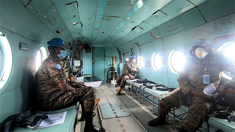 联阿安全部队军事观察员在直升机上拍摄。维和直升机分队供图