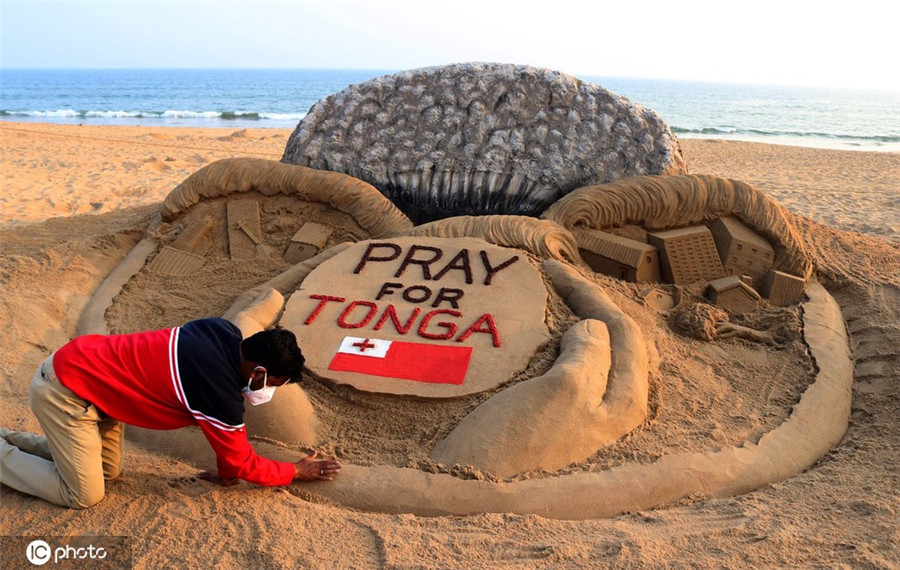 印度艺术家打造沙雕 为汤加祈福