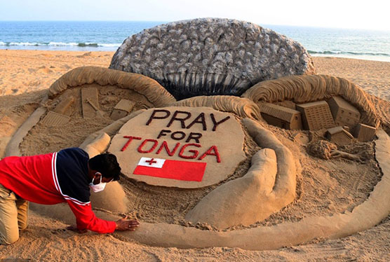 印度艺术家打造沙雕 为汤加祈福