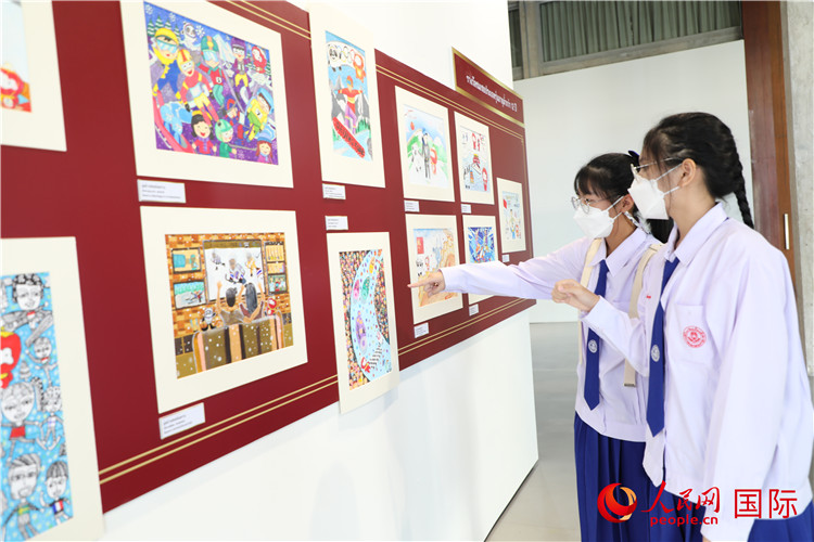 泰国中学生在参观“与北京冬奥同行”泰国青少儿绘画展。孙广勇摄
