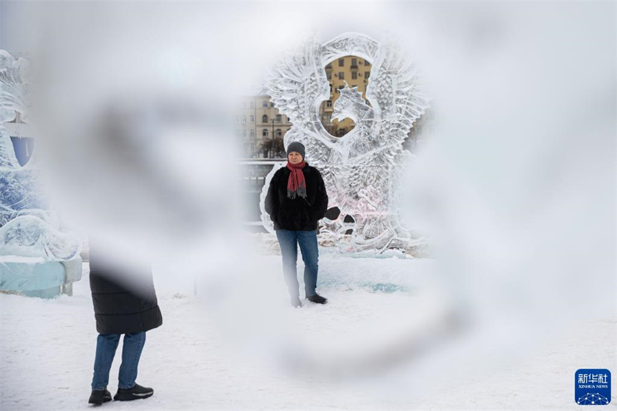 2月10日，在俄罗斯莫斯科高尔基公园，游客观赏冰雕。新华社记者 白雪骐 摄